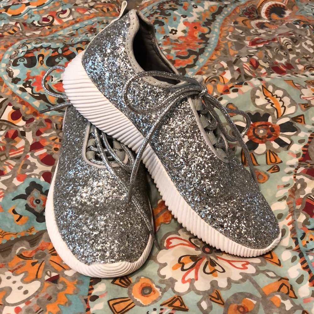 Silver glitter tennis shoes size 6